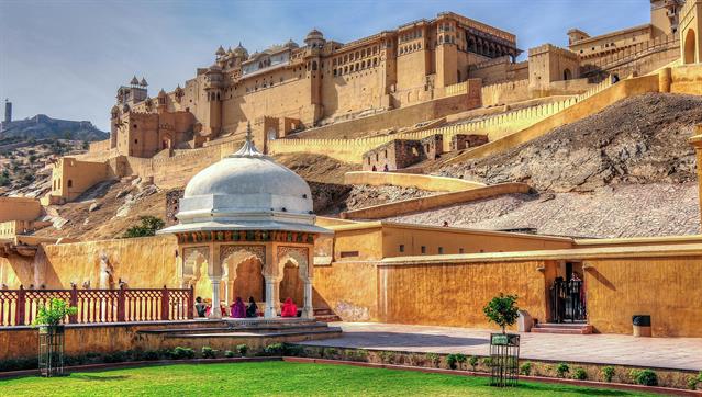 Eine wichtige Sehenswürdigkeit für alle Besucher von Jaipur ist das ca. 11 km nördlich der Stadt gelegene Fort von Amber. Hier befand sich sieben Jahrhunderte lang die Hauptstadt der Kachchwaha-Fürsten.